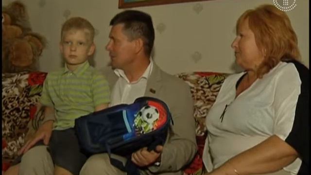 Портфель первокласснику из опекунской семьи вручили в Центральном районе Гомеля смотреть онлайн