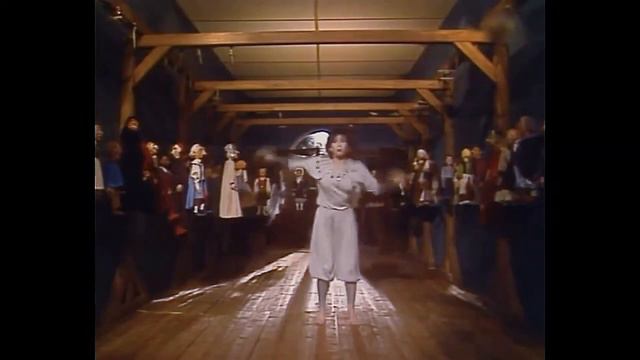 Kate Bush - Suspended In Gaffa (Bananas Performance 1982) смотреть онлайн