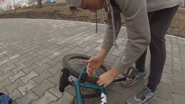 ОСТОРОЖНО, СЛАБОНЕРНЫМ НЕ СМОТРЕТЬ, ЧУТЬ НЕ СЛОМАЛ СЕБЕ ШЕЮ!!! ВЕЛО ВЛОГ!! смотреть онлайн