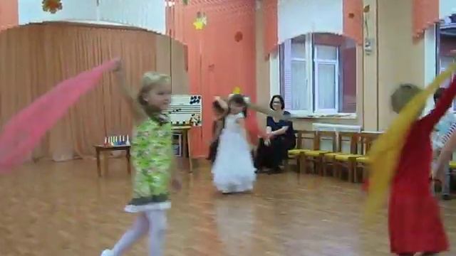 Оркестр, танец с платочками и капельками(группа "Звездочки" Д/с№28) смотреть онлайн