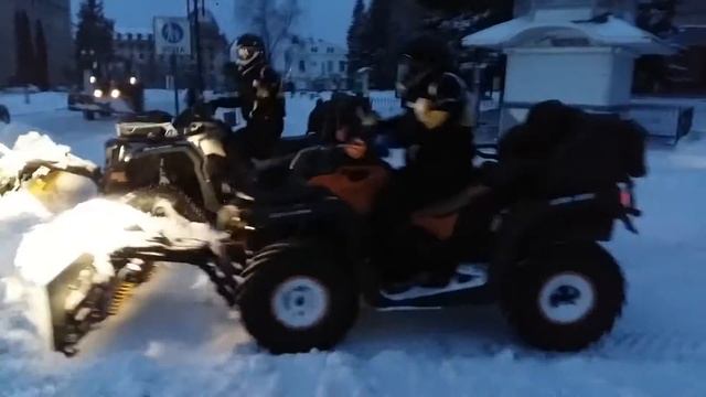 Квадроцикли "чистять" місто смотреть онлайн
