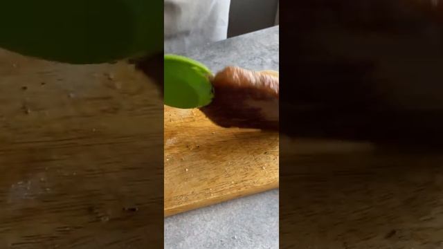 Как ВКУСНО и ПРАВИЛЬНО жарить стейк из говядины #shorts смотреть онлайн