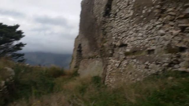 Rocca Montis Dragonis - руины средневекового замка в Италии смотреть онлайн
