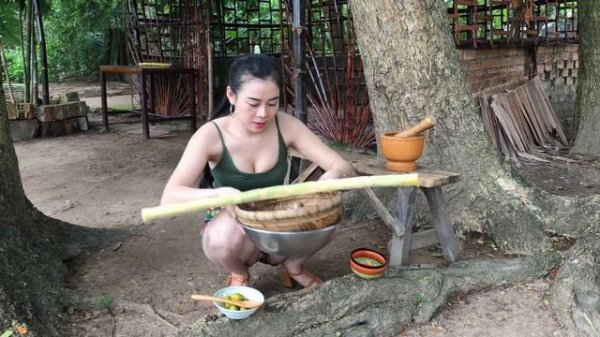Angel Yumi | Yumi cooking Grilled Snake with Sugarcane | YuMi Daily Life