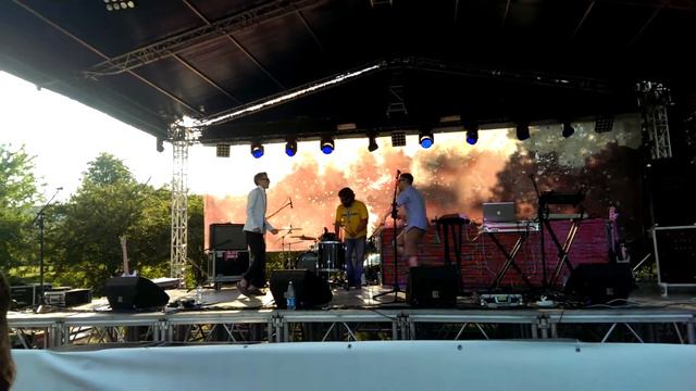 130 по встречной на старенькой Vespa - танцуют как настоящие хипстеры (live@FSP 2014 2014-07-26) смотреть онлайн