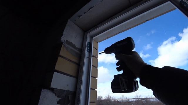 Видео о том как самостоятельно можно установить пластиковые окна и сэкономить немного деньжат смотреть онлайн