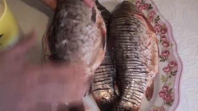 ЖАРЕННЫЕ КАРАСИ БЕЗ КОСТЕЙ. КАК ПРАВИЛЬНО КАРБОВАТЬ РЫБУ смотреть онлайн