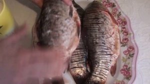 ЖАРЕННЫЕ КАРАСИ БЕЗ КОСТЕЙ. КАК ПРАВИЛЬНО КАРБОВАТЬ РЫБУ