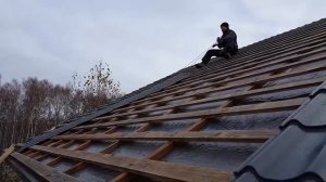 Подъем листов металлочерепицы в одиночку