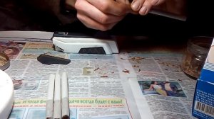 Забивка табака в папиросную гильзу машинкой для сигарет.