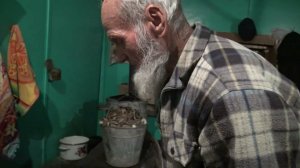 Как дядя Толя точит нож, топор Кабан. 4К How Uncle Tolya sharpens a knife, an ax "Boar"