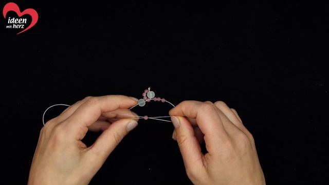 Perlen-Armband mit Schwung - Fädelanleitung смотреть онлайн