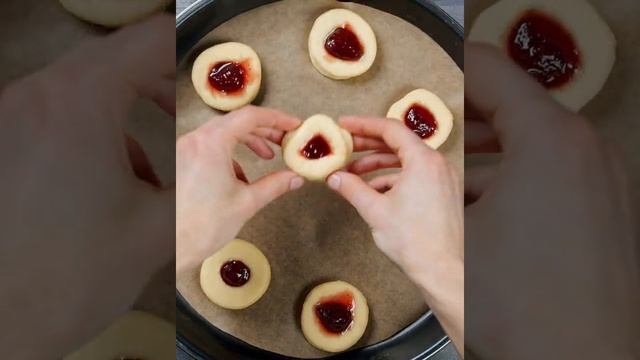 Открытые пирожки с джемом.