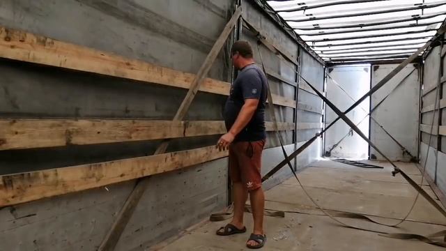 Поменял резину на рулевой оси. Не могу загрузить арбуз из-за дождей. Дальнобой по Украине. смотреть онлайн