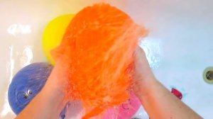 Шарики с водой Учим цвета Развивающее видео Детям Поем песню Семья пальчиков Лопаем Воздушные шарики