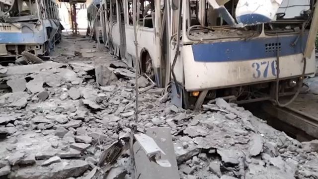 Украина Хаймарсами зачем-то раздолбала троллейбусное депо в Алчевске. смотреть онлайн