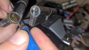 Нужно ли смазывать замок и чем именно