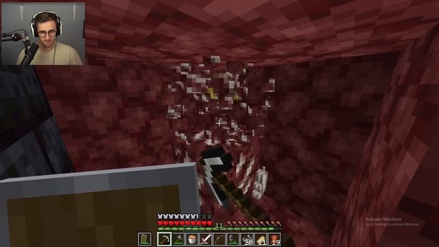 Minecraft Manhunt, But XP Makes You MORPH... смотреть онлайн