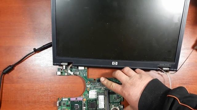 The laptops Compaq 6710B is not turn on. Poured tea, coffee or water on the laptop смотреть онлайн