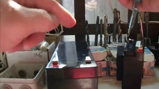 Проверка зарядки и полярности аккумуляторов с помощью отвертки-индикатора. смотреть онлайн
