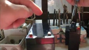 Проверка зарядки и полярности аккумуляторов с помощью отвертки-индикатора.