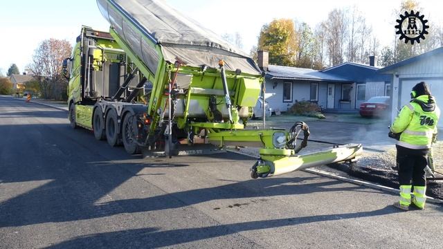 Remote Controlled Volvo FH - 540 Truck & Asphalt Sprider In Work