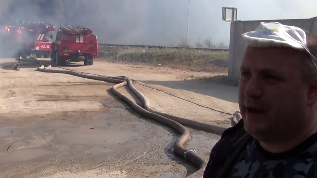 Взрыв на нефтебазе БРСМ. Горят пожарные машины и машины скорой помощи. смотреть онлайн