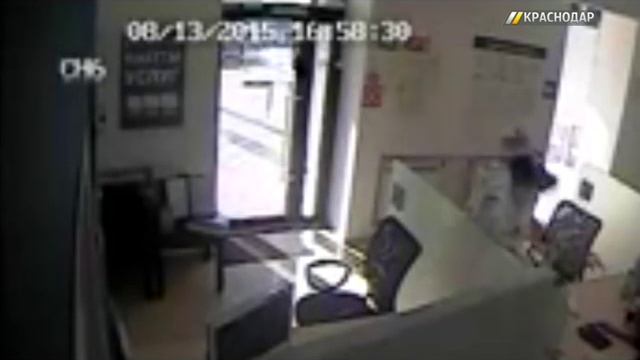 Грабители краснодарского банка попали в объектив видеокамеры смотреть онлайн