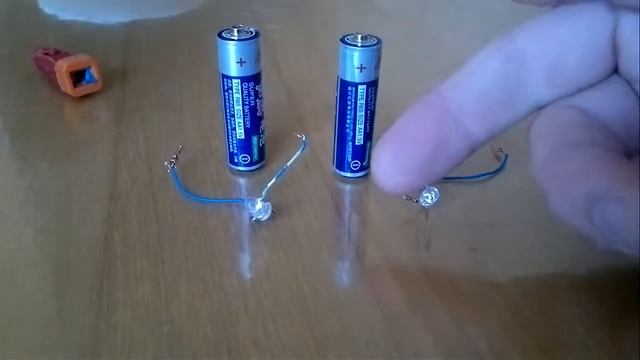 ? СВЕТОДИОД СВЕТИТСЯ от 15 Вольтовой БАТАРЕЙКИ смотреть онлайн