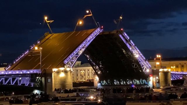 Разведение Дворцового моста в Санкт-Петербурге! Потрясающее зрелище! смотреть онлайн