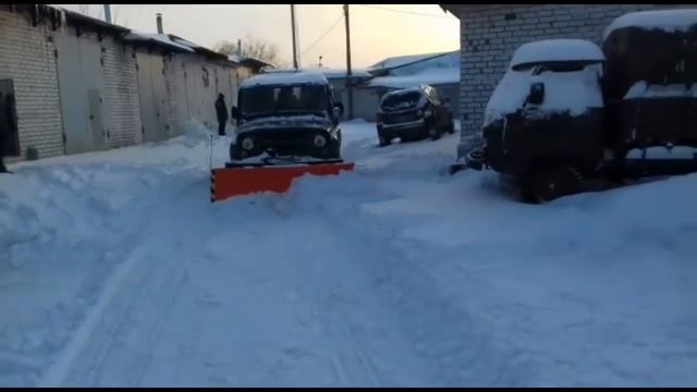 Снегоотвал на УАЗ. Уборка снега снегоотвалом УНИКАР. смотреть онлайн