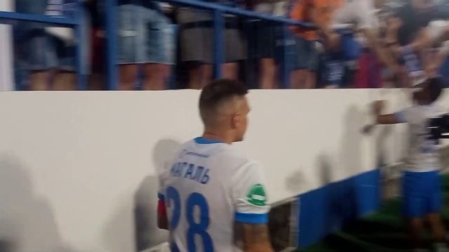 Игроки «Факела» не уходят после матча, раздают автографы и общаются болельщиками смотреть онлайн