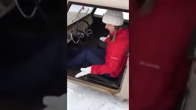 Подарил жене спорт купе, спорт кар, подарок на 8 марта, подарил машину, она счастлива смотреть онлайн