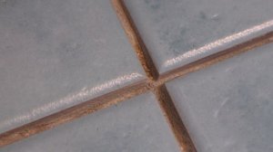 Как быстро, аккуратно и правильно очистить швы между плиткой от плиточного клея и затирки (фуги).