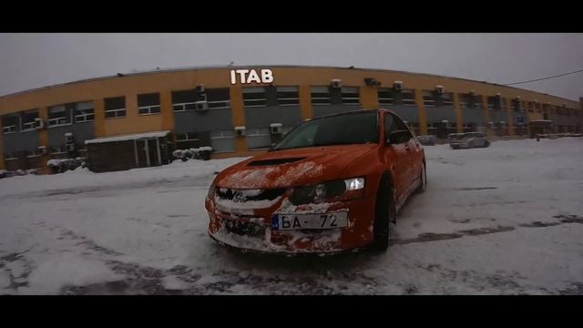 SUBARU STI vs Mitisbishi EVO IX смотреть онлайн