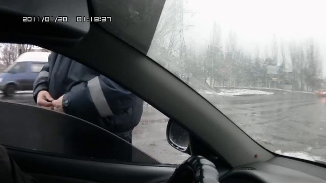 Горловка прапорщик ГАИ Бочков прячет нагрудный знак смотреть онлайн