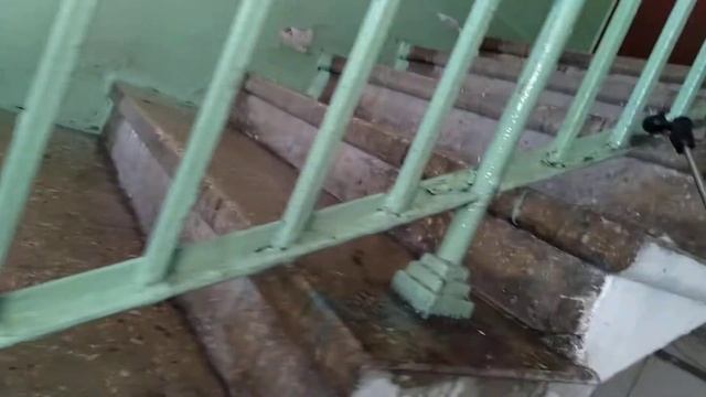 Лайфхак в мытье подъездов (садовым инвентарём) смотреть онлайн