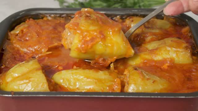 Это первое , что я готовлю из сезонных перцев. Нереально вкусный ФАРШИРОВАННЫЙ ПЕРЕЦ! смотреть онлайн