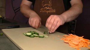 Как научиться резать поварским ножом, техника работы - рубка / ЧАСТЬ 3