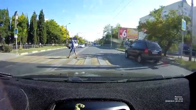 Отменная реакция пешехода спасла его от гибели смотреть онлайн