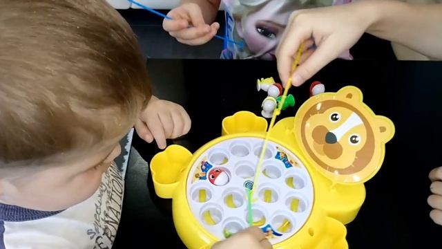 Музыкальная рыбалка Супер Детки играют в рыбалку Видео для детей смотреть онлайн