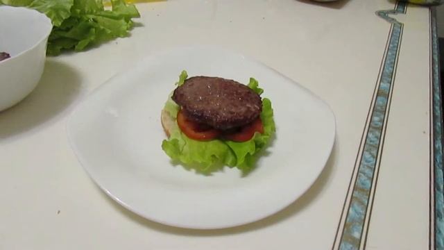 ГОТОВИМ БУРГЕРЫ ДОМА // COOKING // ПЕРВОЕ ВИДЕО смотреть онлайн