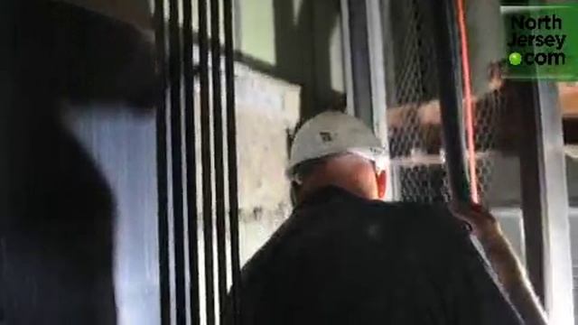 On the Job : Elevator Renovation смотреть онлайн