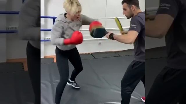 Персональная тренировка по боксу . Работа на лапах . смотреть онлайн