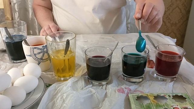 Бабки ругаются и дерутся из-за куличей. Вот такой святой праздник Пасхи. смотреть онлайн