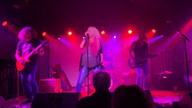 Sass Jordan performs Still Alive & Well смотреть онлайн