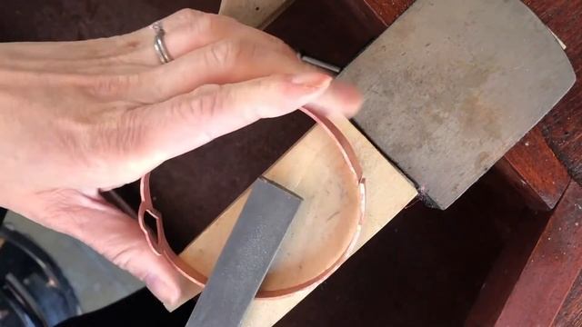 All That Glitters Challenge - Making a Bestselling Bangle смотреть онлайн