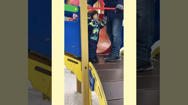 ?Впервые на детской площадке?ребёнок 1 год и 5 месяцев⛄️прогулка с папой❤️ смотреть онлайн