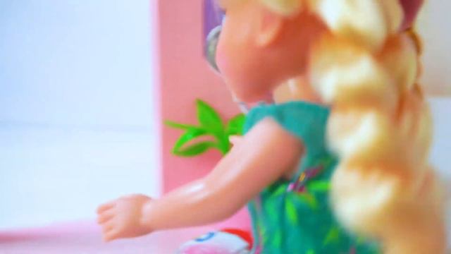 Funny baby doll Elsa and Anna toddlers kitchen play, surprise egg смотреть онлайн