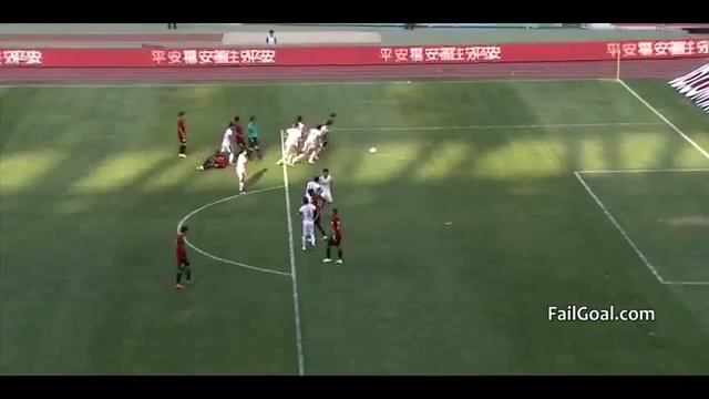 Эпик фейл по-китайски: Форвард забил гол, пока голкипер утолял жажду смотреть онлайн